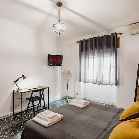 5 Minuti A Piedi Dal Centro, Con Wi-fi E Aria Condizionata Apartment